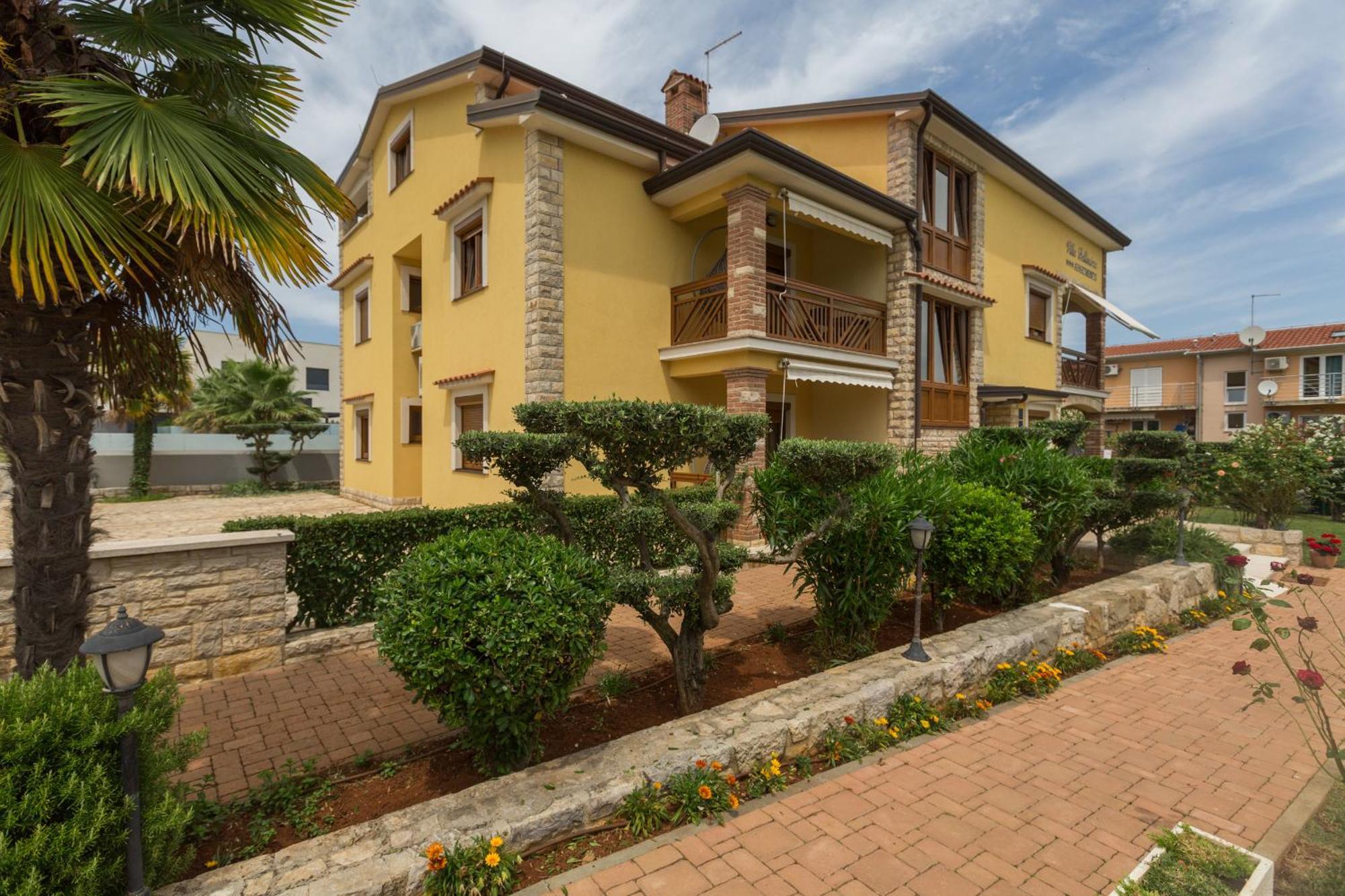 Apartments Bellissima Funtana Exterior photo